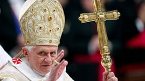 Benoît XVI a dénoncé samedi l'attentat devant une église d'Alexandrie qui a fait au moins 17 morts, a annoncé la tenue en octobre à Assise d'une rencontre interreligieuse pour la paix dans le monde. /Photo prise le 1er janvier 2011/REUTERS/Alessia Pierdom