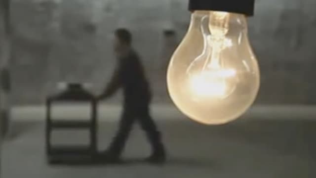 Dans son documentaire, "Prêt à jeter", la réalisatrice allemande Cosima Dannoritzer évoque une imprimante et une ampoule censées être programmées pour durer peu.