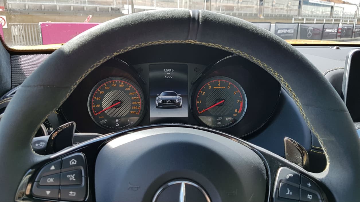 Un compteur qui grimpe au-delà des 300 km/h, ça fait toujours plaisir.