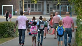 Parents et enfants se rendent dans une école élémentaire, le 1er septembre 2016 à Strasbourg. (Photo d'illustration)