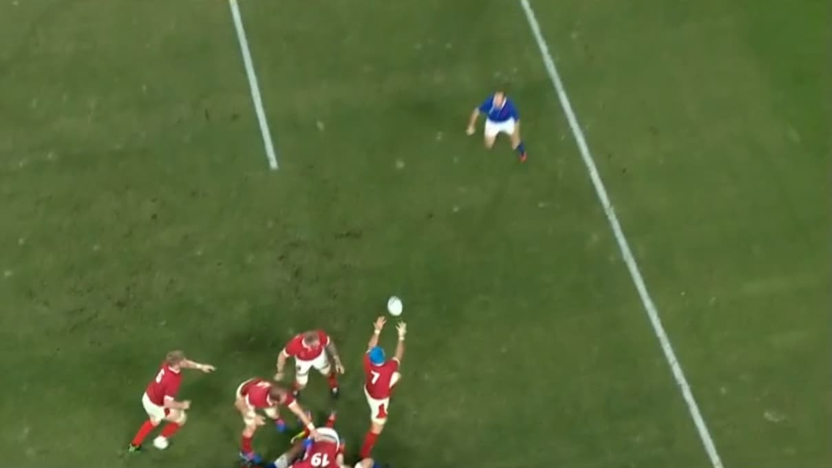 Tipuric réceptionne et avance vers l'en-but