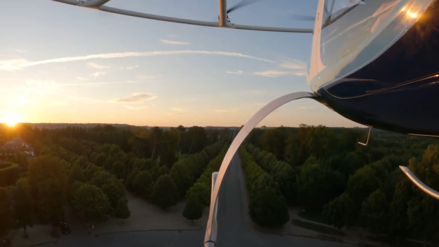 Vol expérimental VTOL au-dessus des jardins du Grand Trianon Vol expérimental VTOL au-dessus des jardins du Grand Trianon