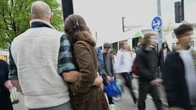 Des parents d'élèves assistent à l'évacuation du lycée Notre-Dame de Toutes-Aides après une attaque au couteau, un élève a été tué et trois autres ont été blessés à Nantes, dans l'ouest de la France, le 24 avril 2025.