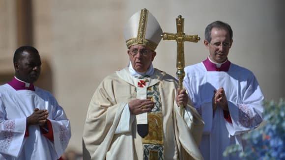 Le pape François célèbre la messe de Pâques place Saint-Pierre à Rome, dimanche. Le pape François célèbre la messe de Pâques place Saint-Pierre à Rome, dimanche.