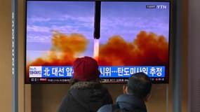 Des passants regardent un écran de télévision montrant un lancement de missile par la Corée du Nord, le 5 mars 2022 à Séoul (PHOTO D'ILLUSTRATION)
