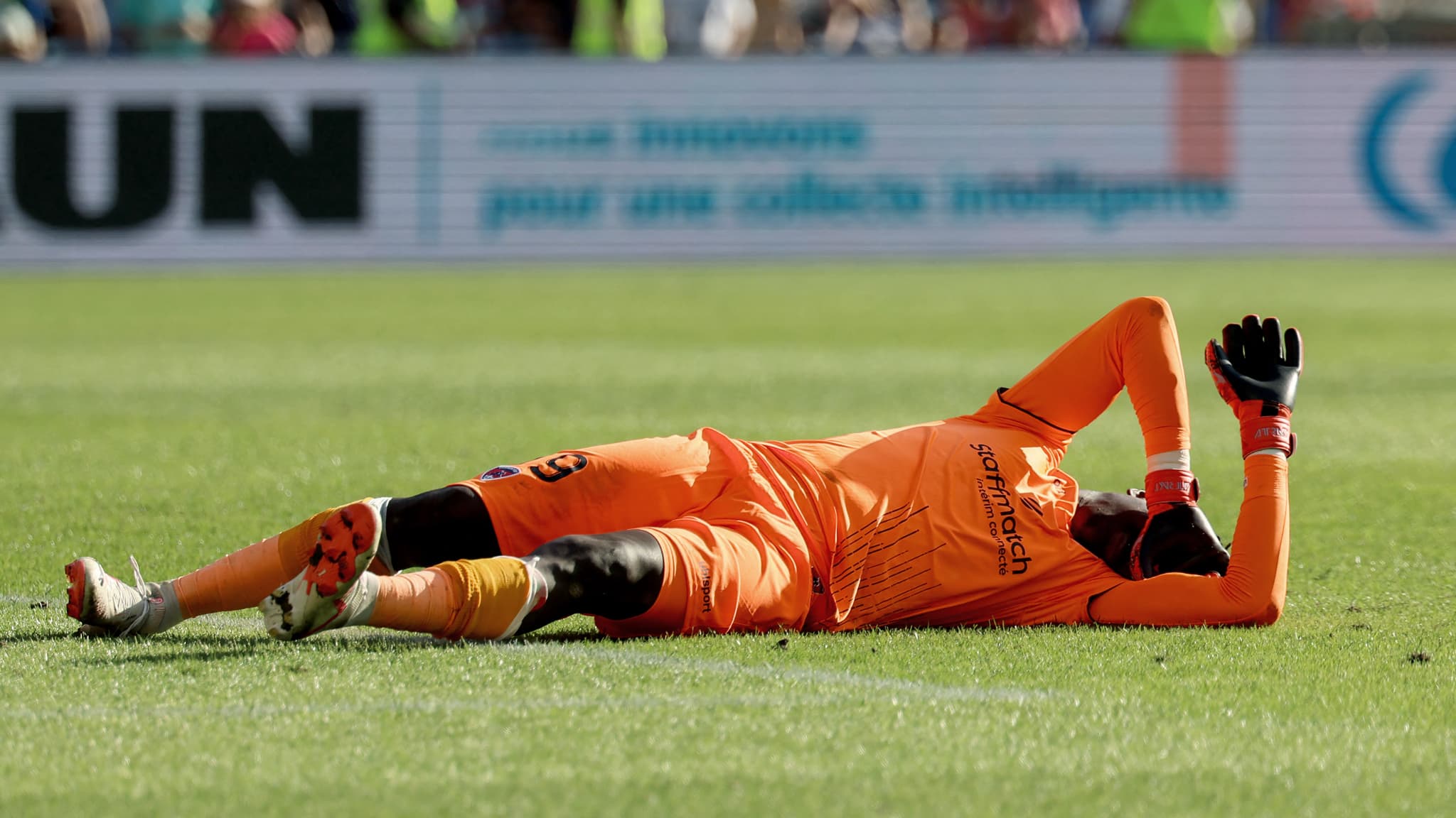 Mory Diaw effondré au sol après avoir reçu un pétard de la part d'un supporter montpelliérain Mory Diaw effondré au sol après avoir reçu un pétard de la part d'un supporter montpelliérain