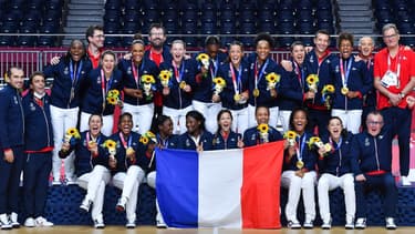 La joie des handballeurs tricolores avec leur médaille d'or olympique à Tokyo