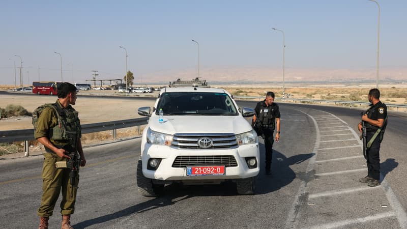 Les forces de sécurité israéliennes ferment une route menant au pont King Hussein (Allenby), principal point de passage frontalier entre la Cisjordanie occupée par Israël et la Jordanie.