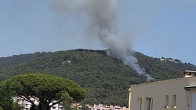 Les pompiers sont encore sur place et tentent d'éteindre le feu. 