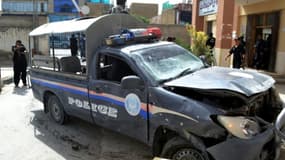 Voiture de police endommagée par une explosion à Quetta (Pakistan), le 11 août 2016