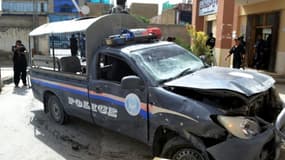 Voiture de police endommagée par une explosion à Quetta (Pakistan), le 11 août 2016