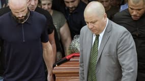 Le cercueil d'Emiliano Sala porté par sa famille et ses amis