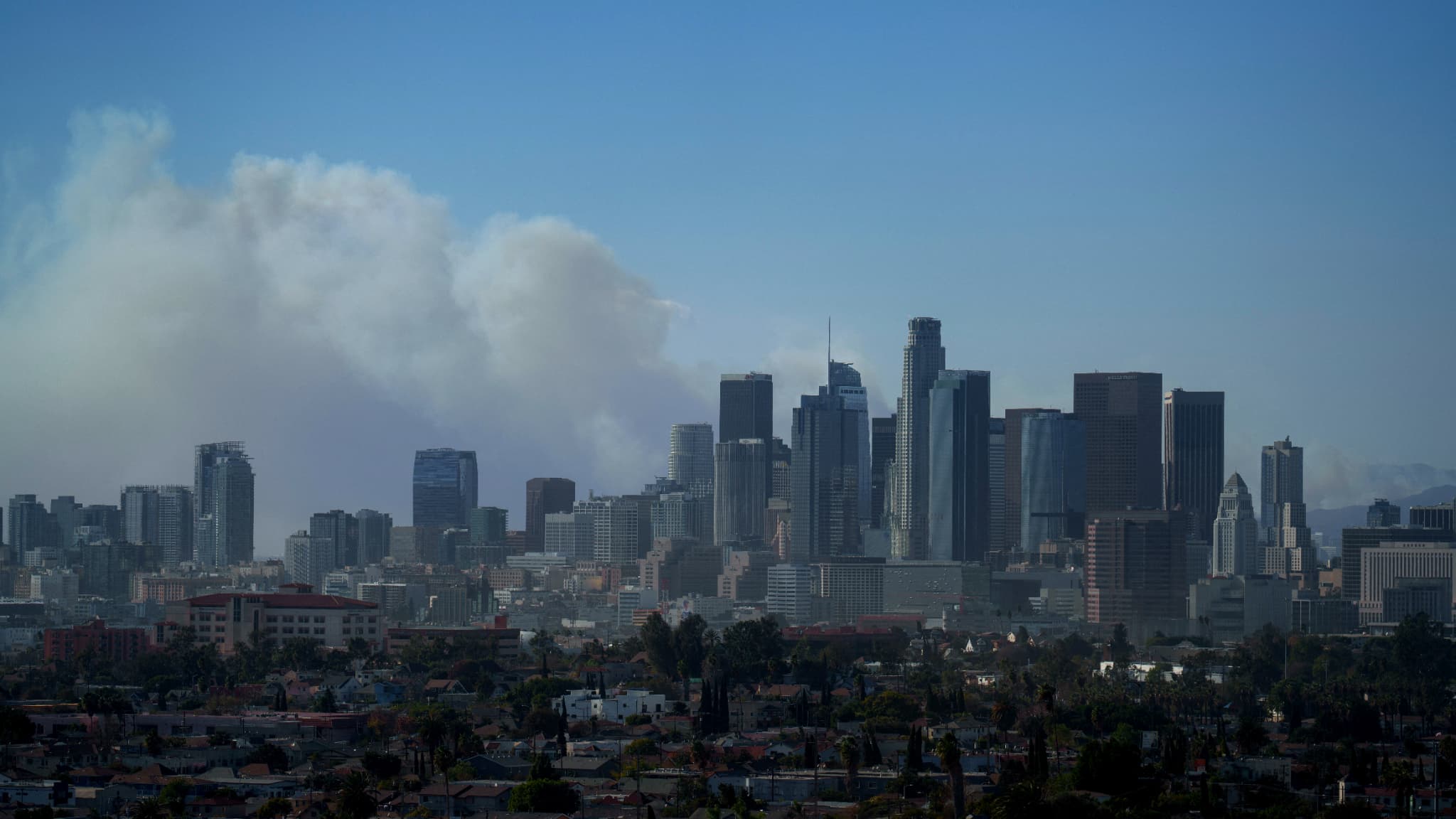 Le panache de fumée est visible depuis la ville de Los Angeles, ce mardi 7 janvier.