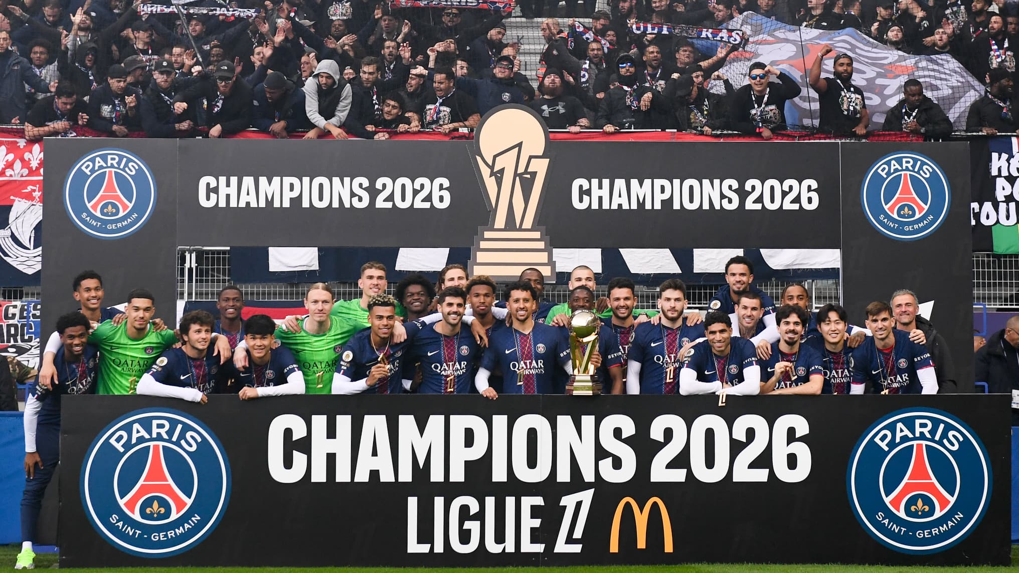 Ligue 1: La escena ilustra todo lo malo de nuestro fútbol, Daniel Riolo indignado por la entrega sigilosa del trofeo del PSG.