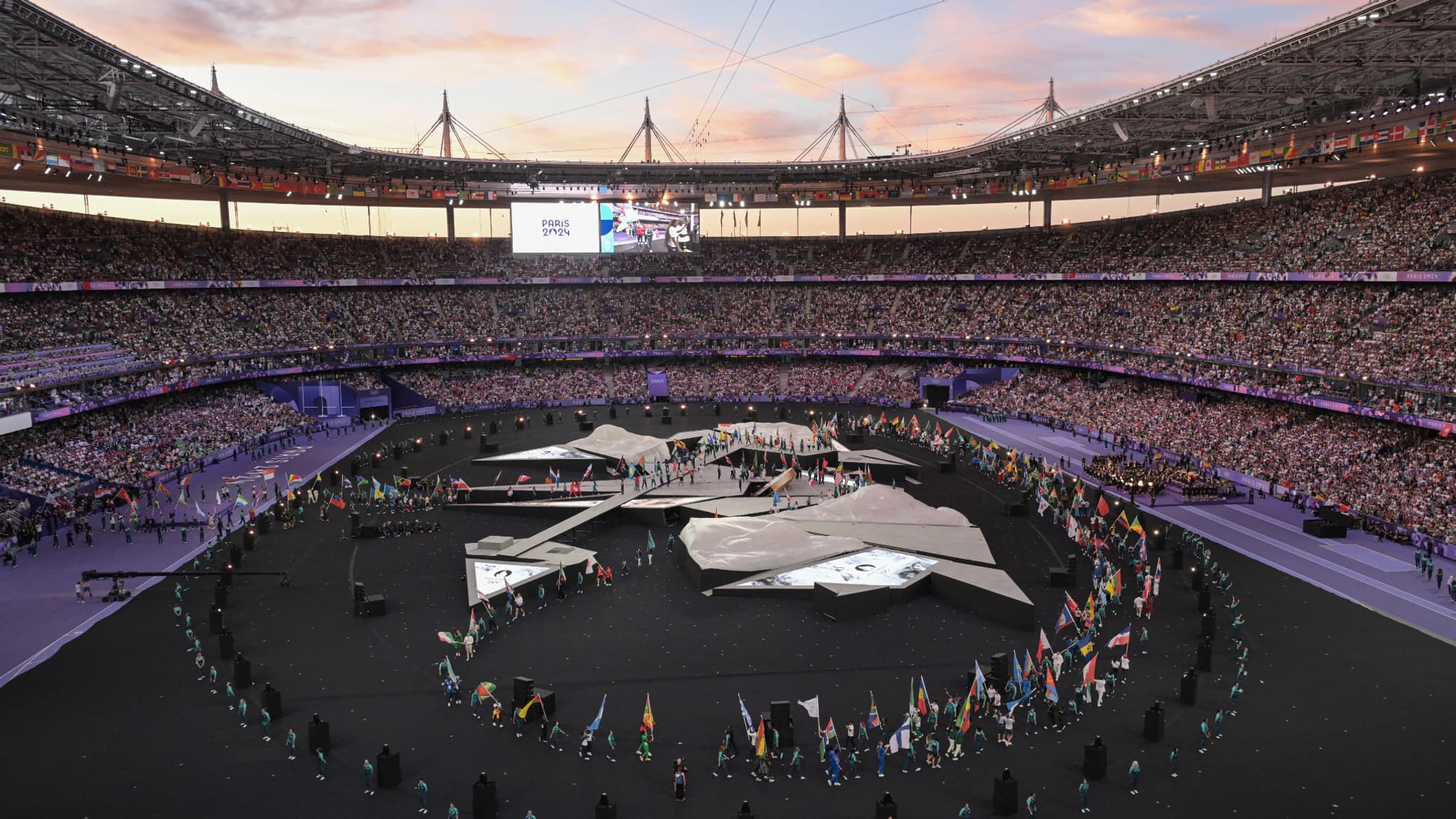 Les porte-drapeaux arrivent au Stade de France lors de la cérémonie de clôture des JO de Paris, le 11 août 2024. Les porte-drapeaux arrivent au Stade de France lors de la cérémonie de clôture des JO de Paris, le 11 août 2024.