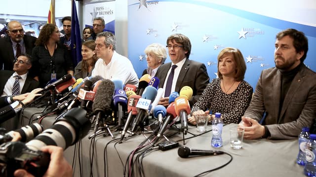 Le leader indépendantiste Carles Puigdemont, entouré de plusieurs de ses anciens ministres régionaux, lors d'une conférence de presse à Bruxelles le 31 octobre 2017.
