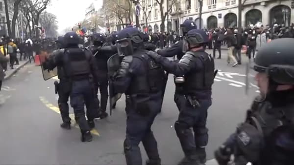 Des forces de l'ordre sur le boulevard Bonne-Nouvelle, à Paris, où défile la manifestation contre la réformes des retraites, le 23 mars 2023.