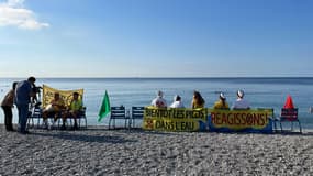 Des activités ont descendu les chaises bleues de la Promenade des Anglais pour dénoncer l'urgence climatique, le 27 août 2022 à Nice. 