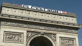 Des manifestants occupent l'Arc de Triomphe contre la réforme des retraites ce mercredi à Paris.
