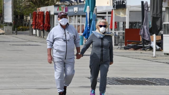 Un couple masqué en pleine balade.