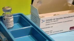 Le vaccin du laboratoire AstraZeneca contre le Covid-19, lors de l'ouverture d'un centre de vaccination à Larnaca, à Chypre, le 22 mars 2021