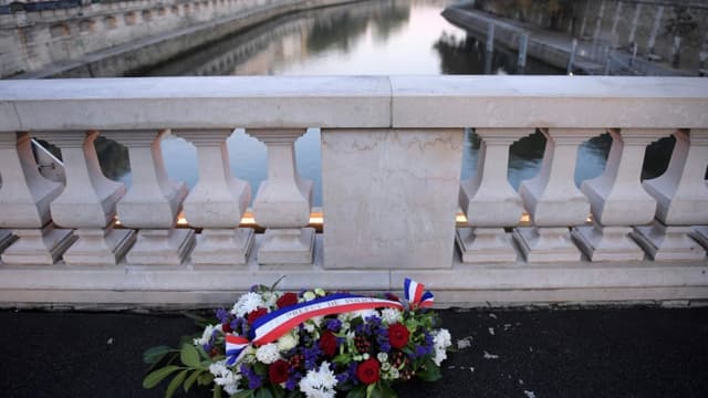 La gerbe déposée sur le pont Saint-Michel, le 17 octobre 2021, par le préfet de police de Paris Didier Lallement en hommage aux victimes du 17 octobre 1961