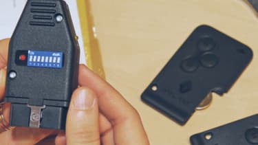 C'est avec un petit boitier comme celui-ci, branché sur la prise diagnostic, que les voleurs réussissent à dérober une voiture en moins d'une minute.