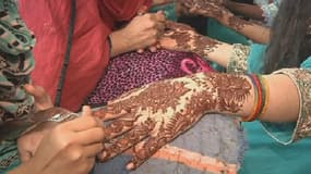 Au Pakistan, comme le veut la tradition, on décore ses mains au henné pour célébrer l'Aïd.