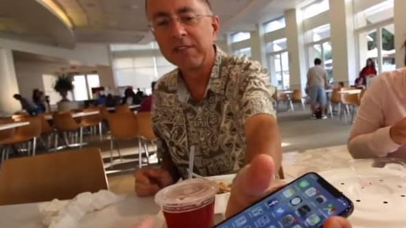 En visite au nouveau campus d’Apple à Cupertino, Brooke Amelia Peterson a filmé l'iPhone X de son père.
