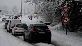 Des voitures font la queue lors d'un embouteillage de vacances un jour de neige, à Thones, près de La Clusaz, dans l'Est de la France, le 23 décembre 2024. (Légende AFP en anglais via Google Traduction)