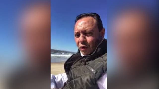Le député Braulio Guerra juché à une dizaine de mètres sur un mur faisait déjà office de frontière entre le Mexique et les États-Unis