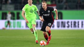 Le défenseur allemand de Francfort Martin Hinteregger (R) et l'attaquant néerlandais de Wolfsburg Wout Weghorst se disputent le ballon lors du match de football de première division allemande VfL Wolfsburg contre Eintracht Frankfurt, le 19 septembre 2021