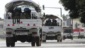 Patrouille de soldats de l'Onu à Abidjan. Les casques bleus de l'Onu resteront en Côte d'Ivoire pour y accomplir leur mandat en dépit du retrait exigé par Laurent Gbagbo, a indiqué le secrétaire général de l'organisation, Ban Ki-moon. /Photo prise le 17 d