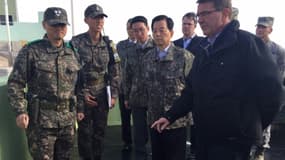 Le ministre sud coréen de la Défense Han Min-Koo (2e d) et le secrétaire américain à la Défense Ashton Carter (d) au poste d'observation Ouellette proche de la ligne de démarcation entre les deux Corées, le 1er novembre 2015