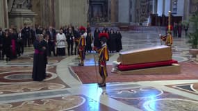 Emmanuel et Brigitte Macron s'inclinent devant la dépouille du pape avant ses funérailles, le 26 avril 2025
