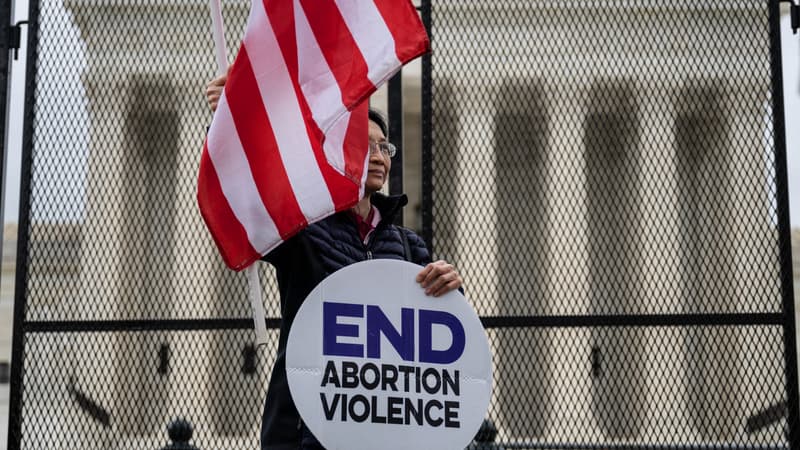 Une manifestante contre le droit à l'avortement devant la Cour suprême à Washington le 5 mai 2022.