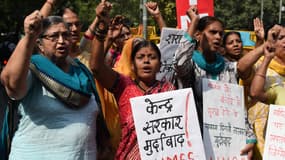 Des activistes indiennes manifestent après le viol d'une enfant, le 13 octobre 2015
