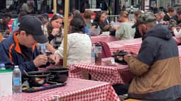 Les invendus alimentaires de la braderie de Lille ont été distribués lors d'un repas solidaire ce lundi 16 septembre. 