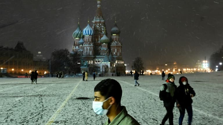 Un homme porte un masque sur la Place Rouge à Moscou le 26 novembre 2020