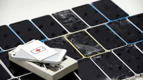 Des téléphones cassés récupérés par un réparateur pour reconditionnement, ici l'entreprise Allo Smartphone (image d'illustration)