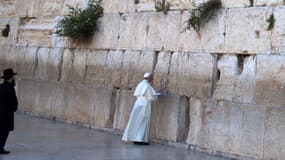 Le pape François au pied du Mur des Lamentations, à Jérusalem, le 26 mai 2014, au dernier jour de sa visite en Terre sainte.