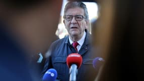 Le chef de file de LFI, Jean-Luc Mélenchon, répond à des journalistes après son audition au procès du groupuscule d'ultradroite OAS le 24 septembre 2021 à Paris  