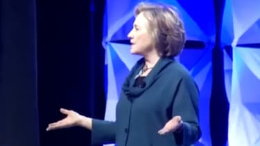 Hillary Clinton, juste avant d'être attaquée par une chaussure volante.