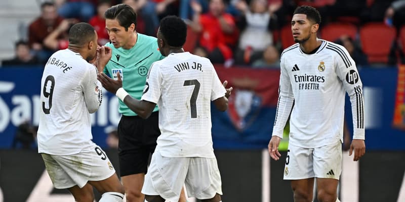 Kylian Mbappé, Vinicius Junior, Jude Bellingham et l'arbitre José Luis Munuera Montero, à Pampelune le 15 février 2025