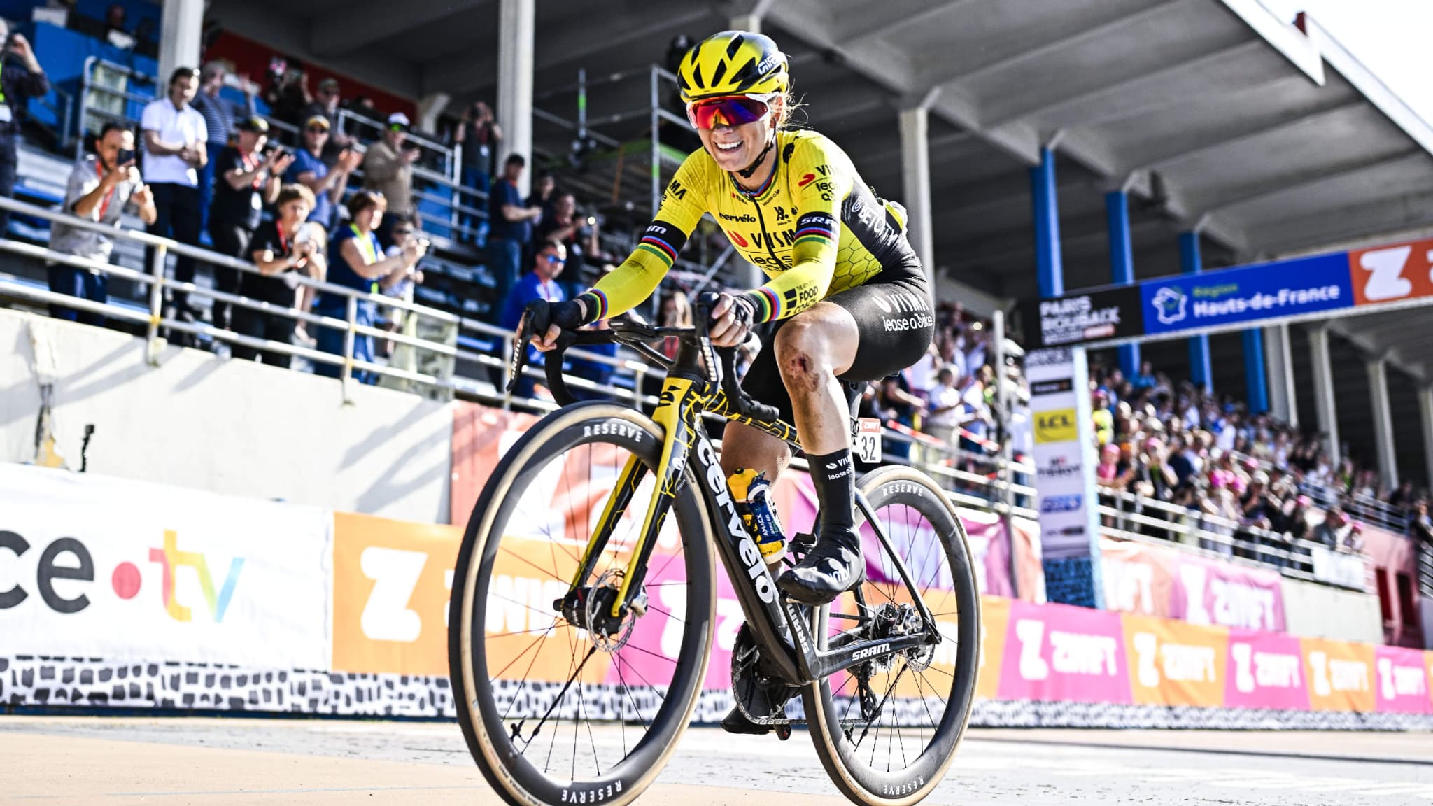 Pauline Ferrand-Prévot remportant Paris-Roubaix, le 12 avril 2025
