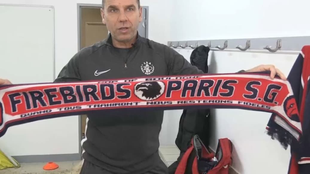 Stéphane Cabrelli avec son écharpe des Firebirds