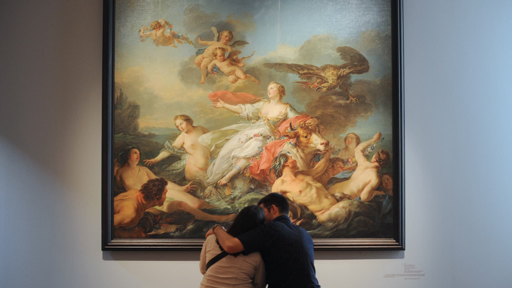 Un couple regarde, le 17 octobre 2008 au musée des Beaux-Arts de Tours, une œuvre de Jean-Baptiste Marie Pierre (1713-1789), "L'enlèvement d'Europe", présentée dans le cadre de l'exposition "La volupté du goût: la peinture française au temps de Madame de Pompadour"