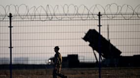 Un soldat le centre militaire pour l'Ukraine à l'aéroport de Rzeszow-Jasionka, à Jasionka, dans le sud-est de la Pologne, le 6 mars 2025.