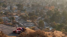 Sur une vue aérienne, les pompiers sont positionnés au sommet d'une colline surplombant les quartiers résidentiels le 19 janvier 2025 à Altadena, en Californie. (Photo d'illustration)