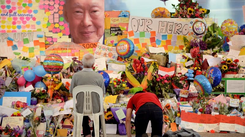 Des habitants de Singapour se recueillent devant un portrait de Lee Kuan Yew